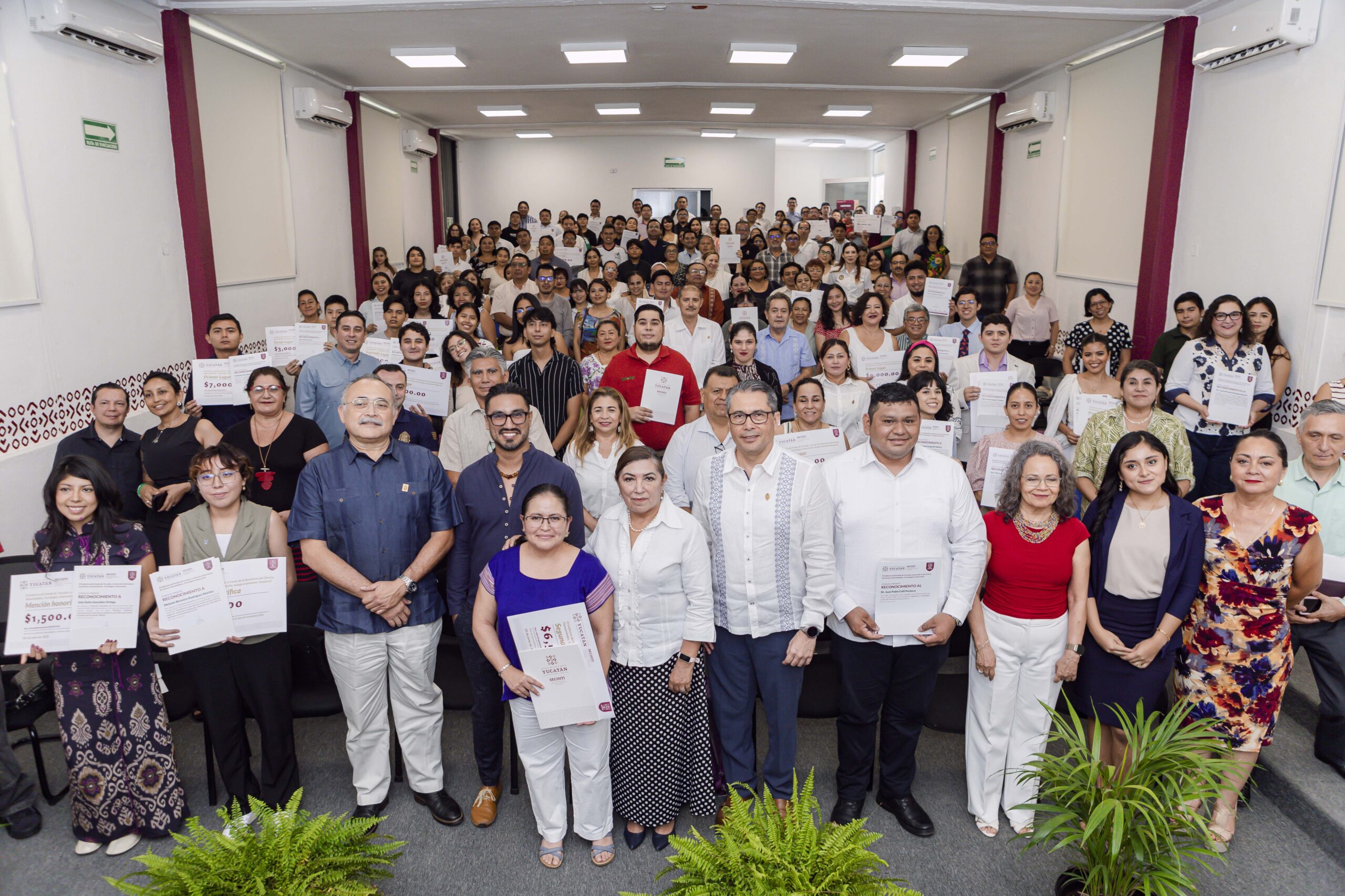 Gobierno del Renacimiento Maya reconoce talento científico de estudiantes yucatecos